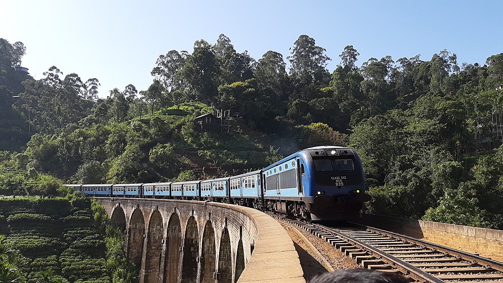 Srilankan Train, 9 Arch Bridge